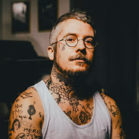 arthur-satan-credit-titouan-masse-4-basse-def-e1739465828958-1000x1000.jpg