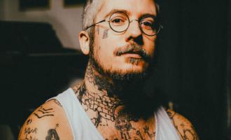 arthur-satan-credit-titouan-masse-4-basse-def-e1739465828958-1000x1000.jpg
